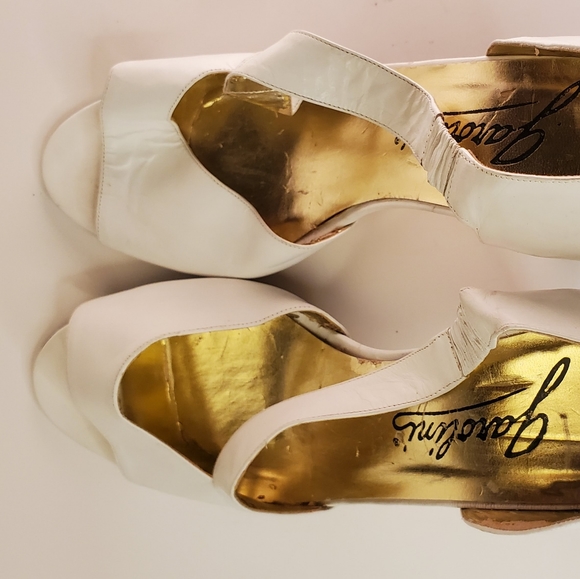 Vintage Glam 70s Open Toed Heels with Angular Strap - Picture 11 of 15